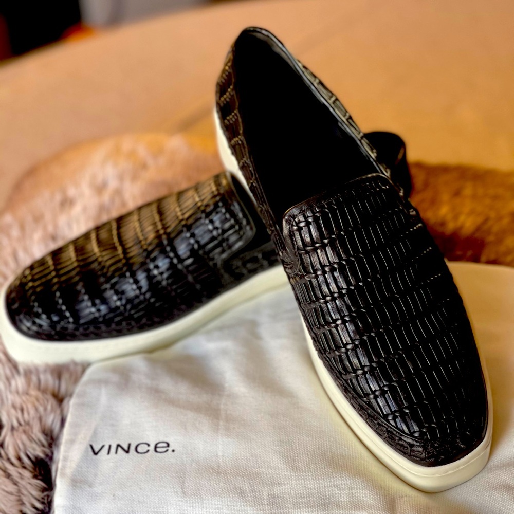 New!!!VINCE Stafford Woven Leather with dust bag!!
